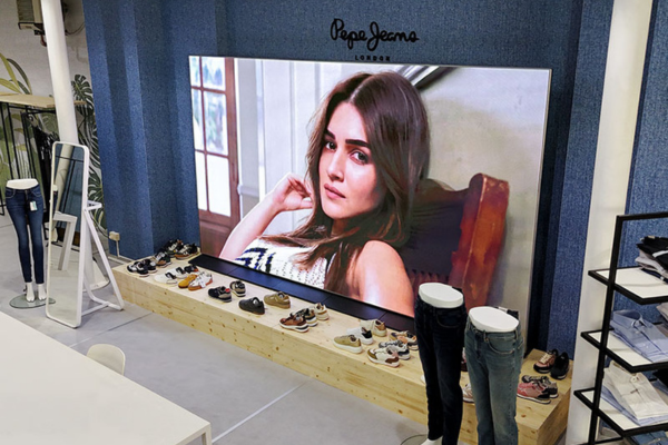 Bposter in fashion store - 600x400